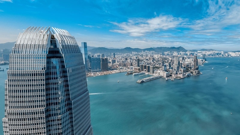 截至盤中，港股三大指數集體走弱，市場情緒顯著承壓。恒生指數報 25587.26 點，跌 1.18%，失守近期關鍵支撐位。盤面上，半導體材料與設備板塊成爲弱市中的避風港，逆勢震盪上揚，協鑫科技、中芯國際等產業鏈個股獲資金重點關注。